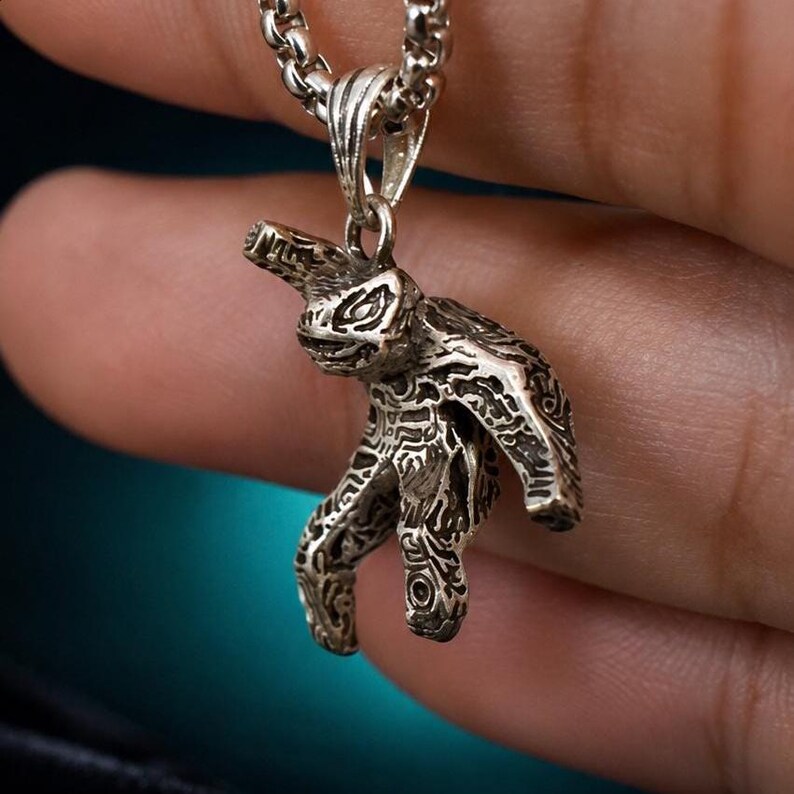 L'Osservatore delle Stelle - Ciondolo R0.cky in argento sterling 950 realizzato a mano - Collana ispirata a Pr0j.e.ct H.aI.l M.ar.y - Regalo per gli appassionati di fantascienza immagine 3