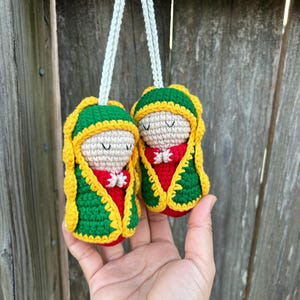 Rosario de crochet de Nuestra Señora de Guadalupe para colgar en el espejo del coche
