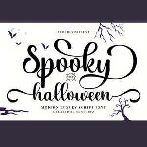 Pode incluir: Um design gráfico com as palavras "Spooky Halloween" em uma fonte de script preta e elegante. O design inclui morcegos, uma árvore nua e o texto "Modern Luxury Script Font" e "Created by IM Studio."