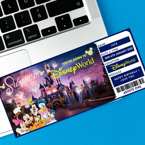 Puede incluir: Un boleto azul y amarillo con el texto "Surprise! You're going to Disney World" y una imagen del Castillo de Cenicienta en Disney World. El boleto tambi&eacute;n incluye el texto "Nombre: Jack, Fecha y hora: 2nd-6th January 2025, Ubicaci&oacute;n: Disney World, Mensaje: Feliz cumplea&ntilde;os te quiero, Admite One."