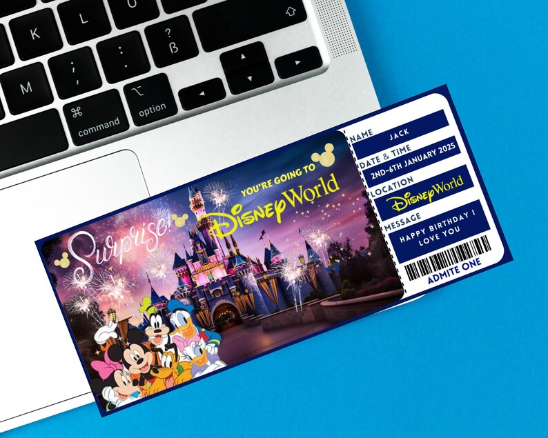 Puede incluir: Un boleto azul y amarillo con el texto "Surprise! You're going to Disney World" y una imagen del Castillo de Cenicienta en Disney World. El boleto tambi&eacute;n incluye el texto "Nombre: Jack, Fecha y hora: 2nd-6th January 2025, Ubicaci&oacute;n: Disney World, Mensaje: Feliz cumplea&ntilde;os te quiero, Admite One."