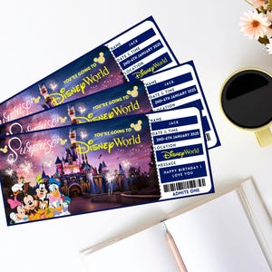 Puede incluir: Cuatro boletos azules y dorados con el texto "You're going to Disney World" y una imagen del castillo de Cenicienta. Los boletos tienen un espacio para un nombre, fecha y hora, ubicaci&oacute;n y un mensaje. El mensaje en el boleto inferior dice "Happy Birthday I love you".