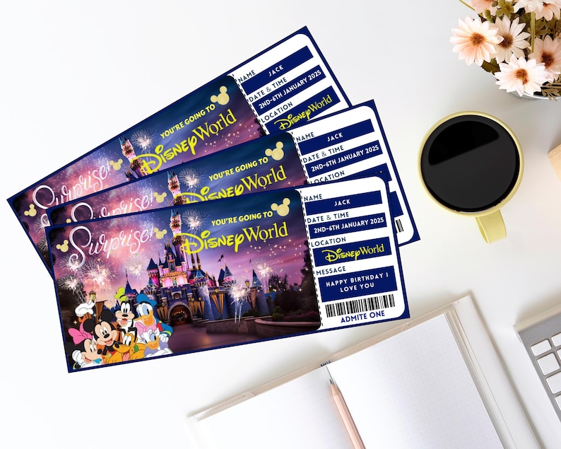 Puede incluir: Cuatro boletos azules y dorados con el texto "You're going to Disney World" y una imagen del castillo de Cenicienta. Los boletos tienen un espacio para un nombre, fecha y hora, ubicaci&oacute;n y un mensaje. El mensaje en el boleto inferior dice "Happy Birthday I love you".