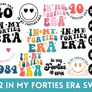 Op de afbeelding: Twaalf kleurrijke grafische ontwerpen met de tekst "In My Forties Era" in verschillende stijlen. De ontwerpen bevatten een smiley, harten en het getal 40. De ontwerpen zijn beschikbaar in de formaten SVG, PNG, DXF, EPS en JPG.