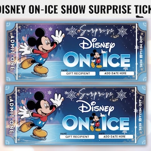 Puede incluir: Dos entradas sorpresa de Disney On Ice. Cada entrada presenta a Mickey Mouse patinando sobre hielo, con las palabras "Surprise Disney On Ice" en un diseño azul y blanco. Las entradas incluyen espacios para el nombre del destinatario del regalo y la fecha.