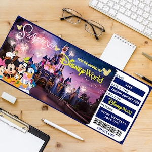 Puede incluir: Un boleto azul y dorado con el texto "You're going to Disney World" y una imagen del Castillo de Cenicienta y personajes de Disney. El boleto tambi&eacute;n incluye el texto "Surprise!" y "Happy Birthday I Love You".