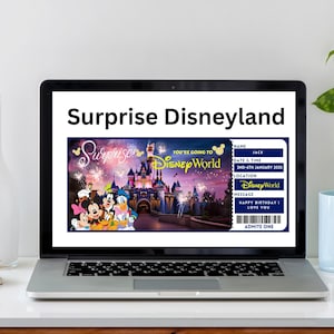 Puede incluir: Una pantalla de ordenador que muestra un billete de Disney World imprimible con una imagen de Mickey Mouse y sus amigos delante del Castillo de Cenicienta. El texto del billete dice "Surprise Disneyland" y "You're going to Disney World".
