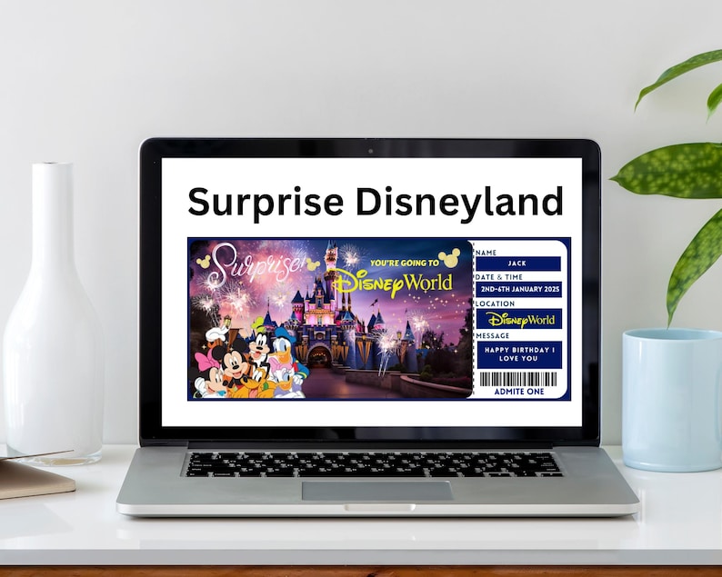Puede incluir: Una pantalla de ordenador que muestra un billete de Disney World imprimible con una imagen de Mickey Mouse y sus amigos delante del Castillo de Cenicienta. El texto del billete dice "Surprise Disneyland" y "You're going to Disney World".