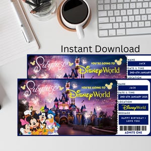 Puede incluir: Dos entradas imprimibles con tem&aacute;tica de Disney World. Las entradas son azules y blancas con una imagen del castillo de Cenicienta y fuegos artificiales. El texto en las entradas dice "&iexcl;Sorpresa! &iexcl;Vas a Disney World!" y "Feliz cumplea&ntilde;os te quiero".