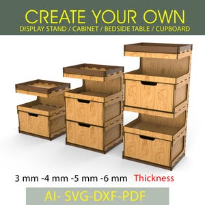 Op de afbeelding: Drie houten display stands, kasten of nachtkastjes met lades en planken. De stands zijn gemaakt van lichtbruin hout met donkerbruine accenten. De tekst bovenaan luidt "MAAK JE EIGEN" en de tekst onderaan luidt "Dikte".