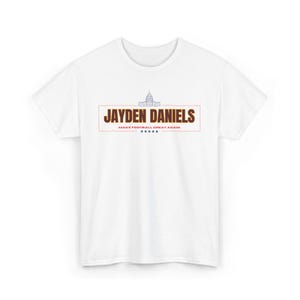 Jayden Daniels rend le football génial à nouveau t-shirt - t-shirt drôle, commandants de Washington, vêtements NFL, équipement d&#39;équipe de football, articles de sport