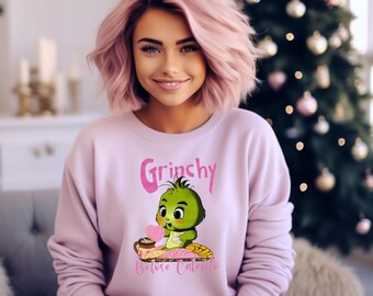 Suéter de cuello redondo "Grinchy Before Coffee" - Mezcla de algodón grueso