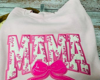 Sudadera con aplique floral "MAMA": letras de chenilla rosa y lazo rosa intenso