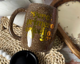 Vaso Pero Primero Cafecito: Taza de acero inoxidable con purpurina marrón