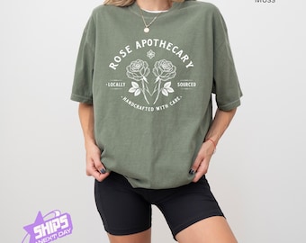 Camiseta Rose Apothecary, camiseta Comfort Color inspirada en Schitt's Creek, ropa gráfica de David Rose, camiseta de Moira Rose, ropa de Rosebud Motel