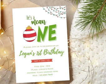 Könnte beinhalten: Eine Weihnachts-Einladung zum ersten Geburtstag mit einem grün-rot gestreiften Ornament und dem Text "He's a mean one". Die Einladung enthält den Namen "Logan's 1st Birthday", das Datum "Sat Dec 10" und die Uhrzeit "2pm - 3pm".