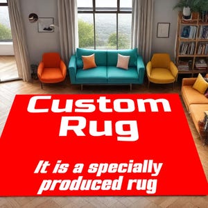 K&ouml;nnte beinhalten: Ein gro&szlig;er roter Teppich mit den Worten "Custom Rug" in Wei&szlig; sowie dem Text "It is a specially produced rug." Der Teppich befindet sich in einem Wohnzimmer mit bunten M&ouml;beln.