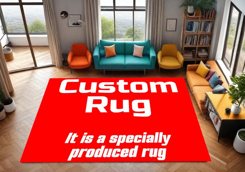 K&ouml;nnte beinhalten: Ein gro&szlig;er roter Teppich mit den Worten "Custom Rug" in Wei&szlig; sowie dem Text "It is a specially produced rug." Der Teppich befindet sich in einem Wohnzimmer mit bunten M&ouml;beln.