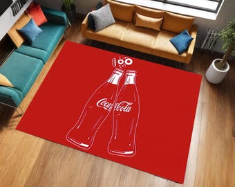 Könnte beinhalten: Roter Teppich mit einer weißen Umrandung von zwei Coca-Cola-Flaschen. Die Flaschen stehen sich gegenüber und haben Blasen um sich herum.