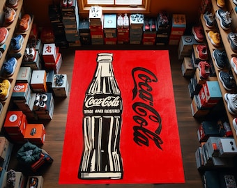 Könnte beinhalten: Ein roter Teppich mit dem Coca-Cola-Logo und einer Schwarzweißillustration einer Coca-Cola-Flasche. Der Text auf der Flasche lautet "Coca-Cola Trade Mark Registered".