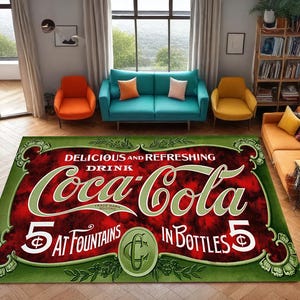 Könnte beinhalten: Ein grüner und roter Coca-Cola-Teppich mit dem Text "Delicious and Refreshing Drink Coca-Cola 5¢ at Fountains 5¢ in Bottles".