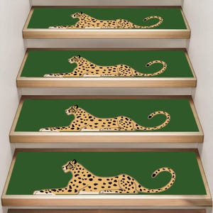 Könnte beinhalten: Treppenstufen mit einem sich wiederholenden Leopardenmuster. Jede Stufe hat einen dunkelgrünen Hintergrund mit einer beigen Leopardenillustration mit schwarzen Flecken. Die Stufen sind auf Holztreppen installiert.