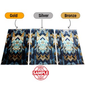 K&ouml;nnte beinhalten: Drei dekorative Teppiche mit geometrischen Mustern in Gold-, Silber- und Bronzet&ouml;nen. Jeder Teppich hat ein zentrales Blumendesign in Blau-, T&uuml;rkis- und Wei&szlig;t&ouml;nen. Die Teppiche sind mit den Farben Gold, Silber und Bronze beschriftet.