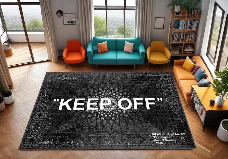 K&ouml;nnte beinhalten: Ein schwarz-grauer Teppich mit Muster und dem wei&szlig;en Schriftzug "KEEP OFF". Der Raum zeigt ein t&uuml;rkisfarbenes Sofa, orangefarbene und gelbe St&uuml;hle und einen Holzboden. Der Teppich misst 240 cm x 300 cm.