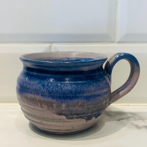 Vintage Peter en Vanessa Williams Mogo studioaardewerk Australië extra grote blauw/paarse koffiemokken met rustiek glazuur. Getextureerd glazuur
