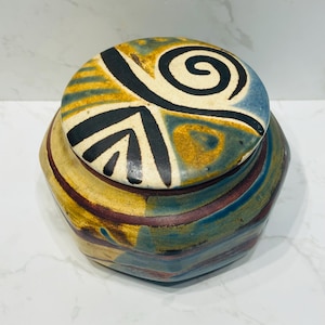Vintage skål med lock från Studio Pottery | Handgjord modernistisk keramikkruka | Jordnära glaserad prydnadsskål | Signerad Studio Pottery-dekor