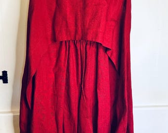 Layercake Clothingのレディース用レッドリネンテールコートスモックチュニックトップ。イギリス製。ボヘミアン／リングマスター風。サイズ：UK8-12