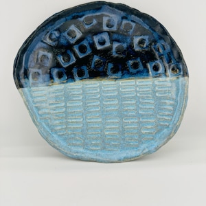 Plato de cerámica artesanal de estudio / Plato de cerámica abstracto azul / Cerámica inspirada en el estilo moderno de mediados de siglo / Plato de servir de gres artesanal