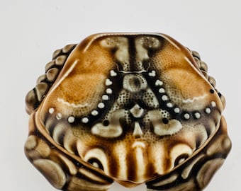 ヴィンテージのカニの小物入れ、蝶番式の蓋、彫刻された木製、塩入れ