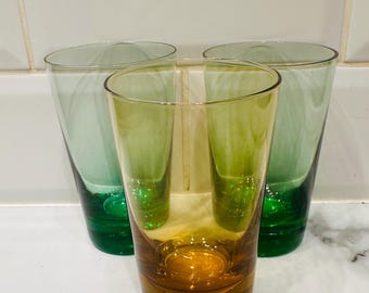 3 vintage groene en amberkleurige longdrinkglazen met zware bodem, kwaliteit met kleine luchtbelletjes op de basis