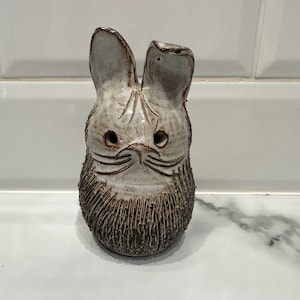 Samlarobjekt vintage Briglin Art Pottery Kanin Sparbössa Myntbössa Spargris kitschig retro keramik stengods 10 cm hög 1960/70-tal