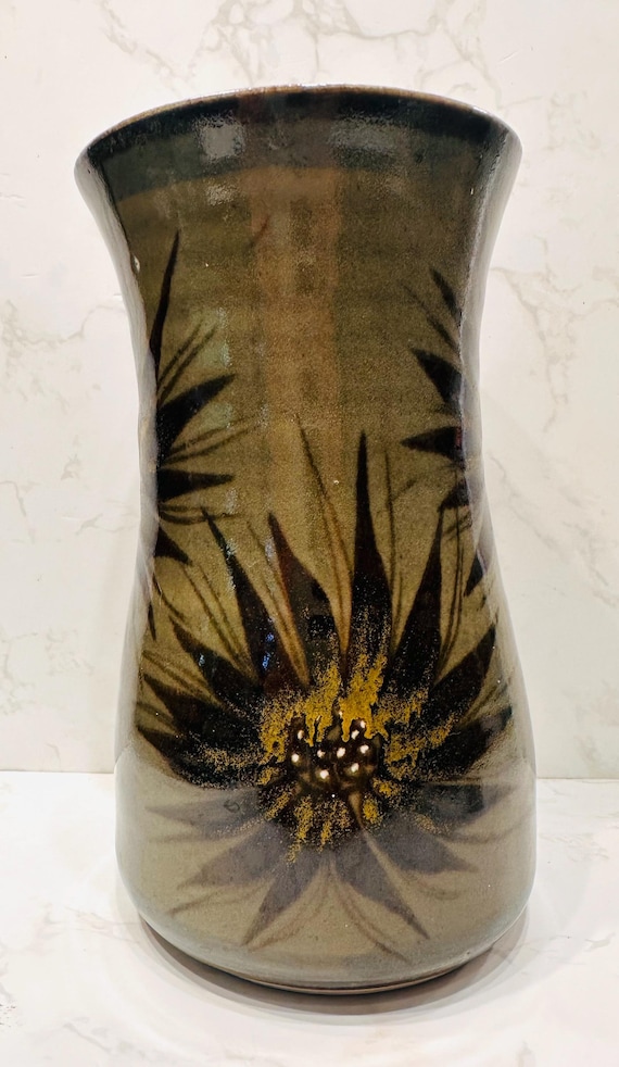 Mid Century Olivgrüne Keramikvase: Florales Design, erdige Glasur