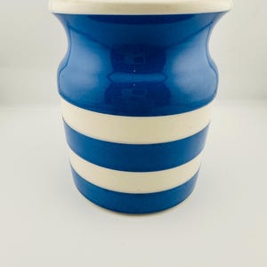 Vintage TG Green Cornishware-burk i blå och vita ränder. Ikoniskt stengods.