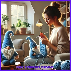Könnte beinhalten: Eine Frau sitzt auf einem Sofa und strickt einen blauen Häkel-Zwerg. Zwei blaue Häkel-Zwerge stehen auf einem Tisch vor ihr. Der Text "MAGIC CROCHET DREAMS" befindet sich am unteren Rand des Bildes.
