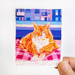 Ginger Cat glanzende vinylsticker gebaseerd op originele kunstwerken. Eigenzinnige leuke esthetiek. Oliepastel kunstwerk. Uniek plezier + speelse laptopsticker