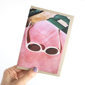 Biglietto d'auguri artistico vuoto dal dipinto retrò femminile originale - Occhiali da sole rosa Acquerello - Biglietto d'auguri estetico vintage e alla moda