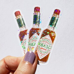 Witziger Hot Sauce Glitzer Vinyl Aufkleber - CUTE AF Original Artwork. Wasserfester, glitzernder Vinyl-Aufkleber. Foodie Laptop Sticker