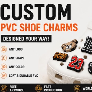 Può includere: Ciondoli per scarpe in PVC personalizzati su uno zoccolo bianco. I ciondoli includono un muso d'orso marrone, una lettera D nera, un pallone da basket arancione, il testo GAME OVER, il numero 23 in rosso e un controller di gioco nero. Testo: CUSTOM PVC SHOE CHARMS.