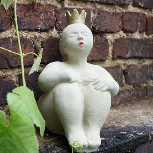 Sitzende Prinzessin Steinfigur – Frostsichere Gartendeko – Handgemacht – Wetterfeste Gartenfigur – Charmante Deko aus Steinguss – 28 cm