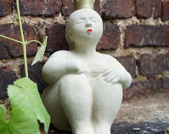 Sitzende Prinzessin Steinfigur – Frostsichere Gartendeko – Handgemacht – Wetterfeste Gartenfigur – Charmante Deko aus Steinguss – 28 cm