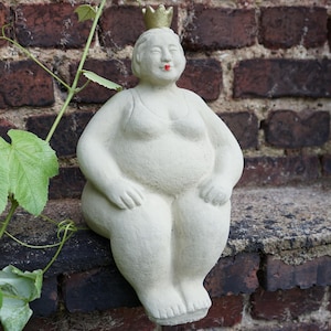 Edge sitter - Eva sitting on the edge - Solid cast stone, made in our own production in Germany - H/W/D 41/12/15 cm, approx. 4.4 kg, frost-resistant