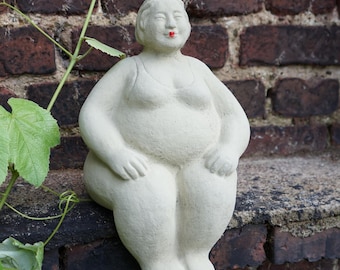 Kantenhocker - Eva auf Kante sitzend - Massiver Steinguss aus eigener Produktion in Deutschland - H/B/T 41/12/15 cm, ca. 4,4 kg Frostsicher