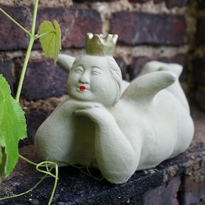 Fat Princess with Crown - Solid cast stone, Handmade in Germany, 8.4 kg, H/W/D 18/18/33 Frost-proof and weatherproof