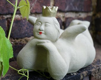 Dicke Prinzessin mit Krone - Massiver Steinguss, Handgefertigt in Deutschland, 8,4 kg, H/B/T 18/18/33 Frostsicher und Wetterfest
