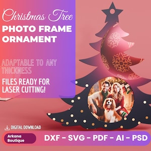 Può includere: Un ornamento per albero di Natale a forma di albero di Natale nero con cornice per foto con un motivo a pois bianchi e un design a fiocco di neve dorato. La cornice è progettata per contenere una foto di una famiglia con un cane. Il testo "Christmas Tree Photo Frame Ornament" è nella parte superiore dell'immagine. Il testo "Adaptable to any thickness" è sotto l'ornamento. Il testo "Files ready for laser cutting!" è sotto il testo precedente. Il testo "DXF - SVG - PDF - AI - PSD" è nella parte inferiore dell'immagine.