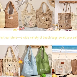 Puede incluir: Una colecci&oacute;n de varios bolsos tote en materiales de paja, ganchillo y malla, con diferentes colores como beige, bronceado, azul claro y verde. Varios bolsos est&aacute;n personalizados con iniciales o nombres bordados como BH, MR, MS, AK, SR, Becky y Pamela.